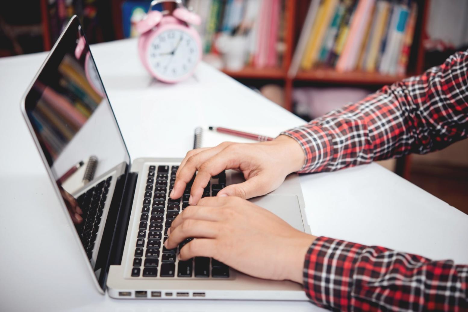 Teilnehmer arbeiten gemeinsam an ihren Budgetplänen während eines interaktiven Workshops