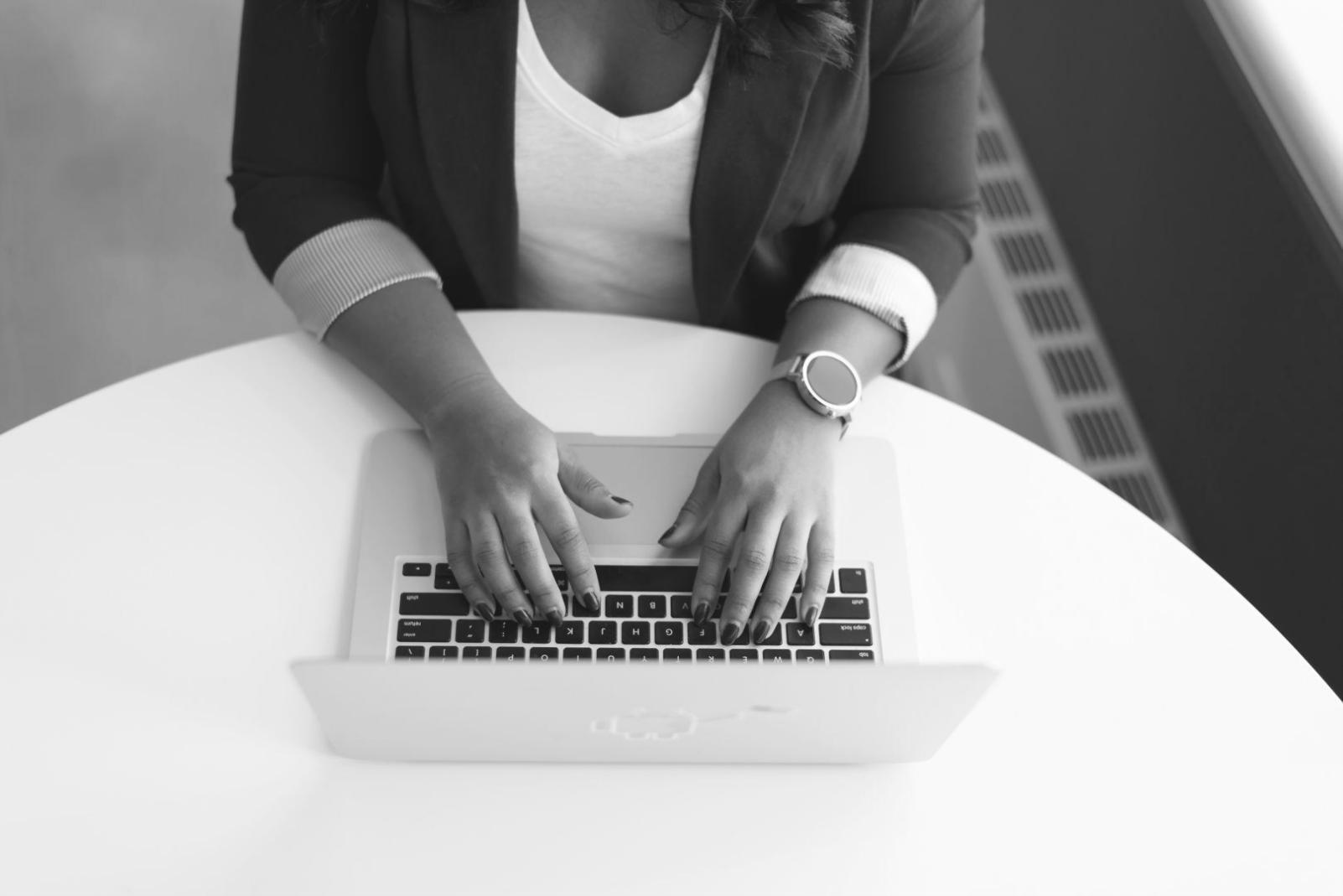 Gruppendiskussion zwischen Teilnehmern und Finanzexperten über bewährte Budgetierungsstrategien